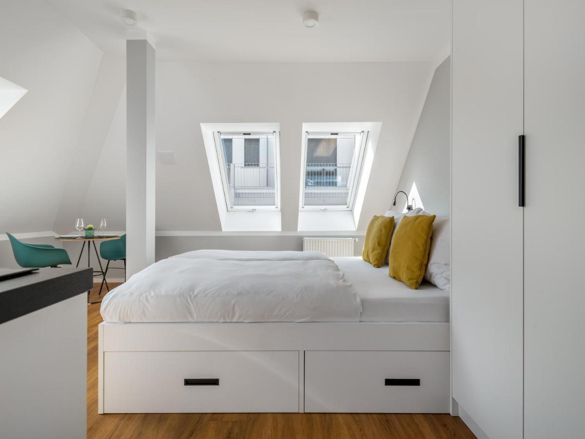 Large Studio with Kitchenette,1228847357:JPEG