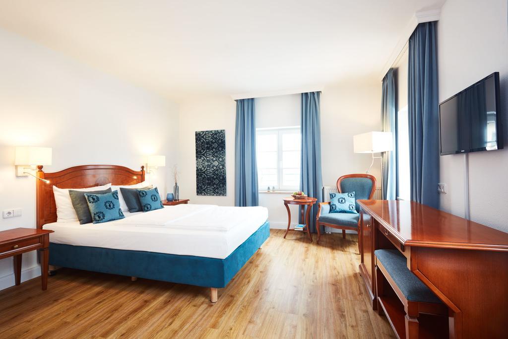 Comfort Room Queen-size bed